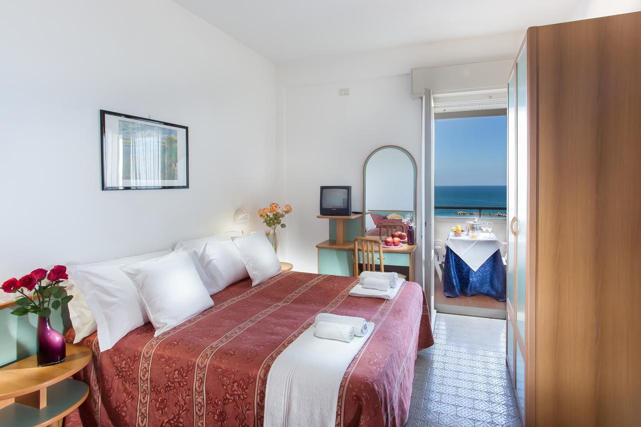 Hotel Miramare กัตเตโออามาเร ภายนอก รูปภาพ